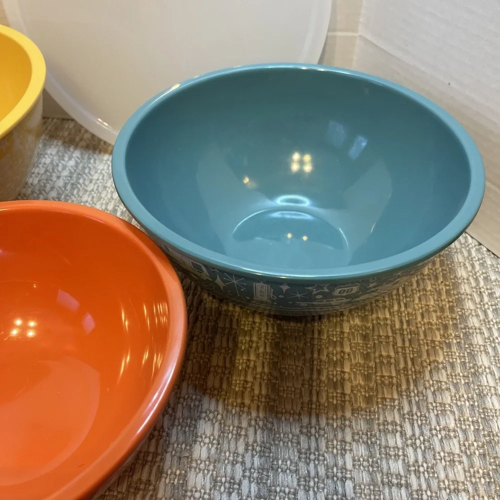 CAMP CASUAL SET OF‎ 3 NESTING BOWLS With One Lid